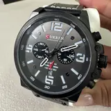Curren 8314 negro sostenido en la mano