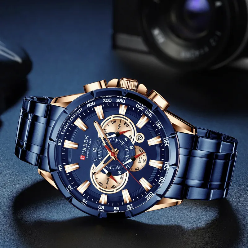 Reloj Curren 8363 azul, en ángulo sobre una mesa oscura