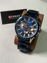 Curren 8363 azul en un soporte, con su caja