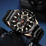 Curren 8363 negro, en ángulo sobre una mesa oscura