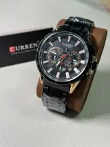 Curren 8363 negro en un soporte, con su caja