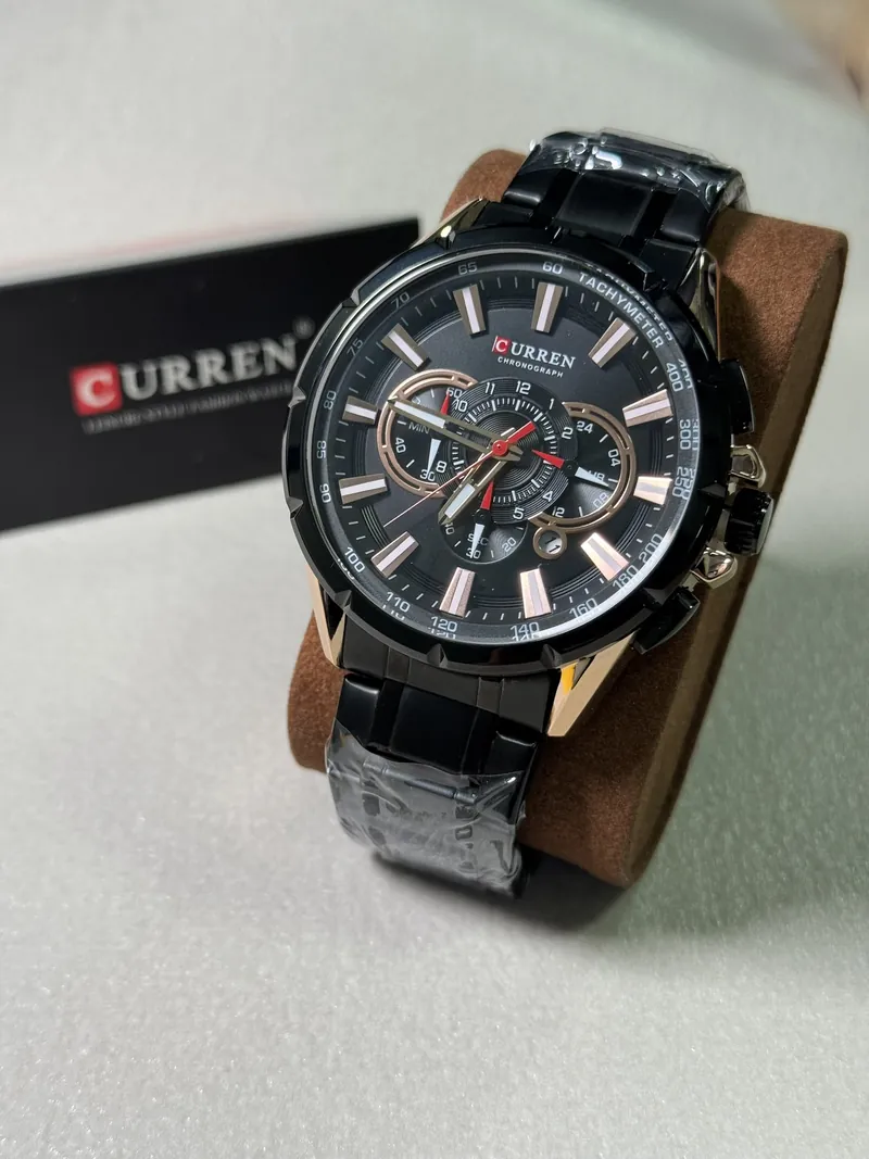 Curren 8363 negro en un soporte, con su caja