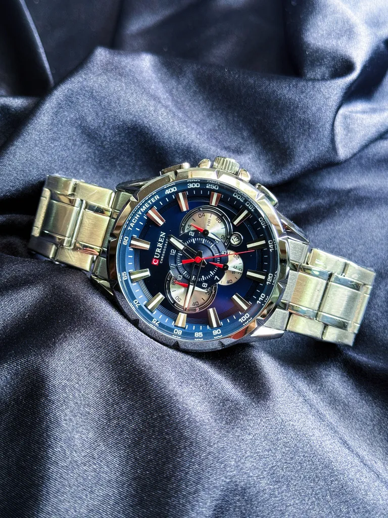 Curren 8363 plateado con esfera azul sobre tela azul
