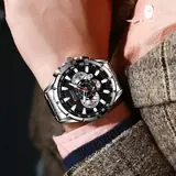 Curren 8363 plateado con esfera negra, puesto en la muñeca con abrigo