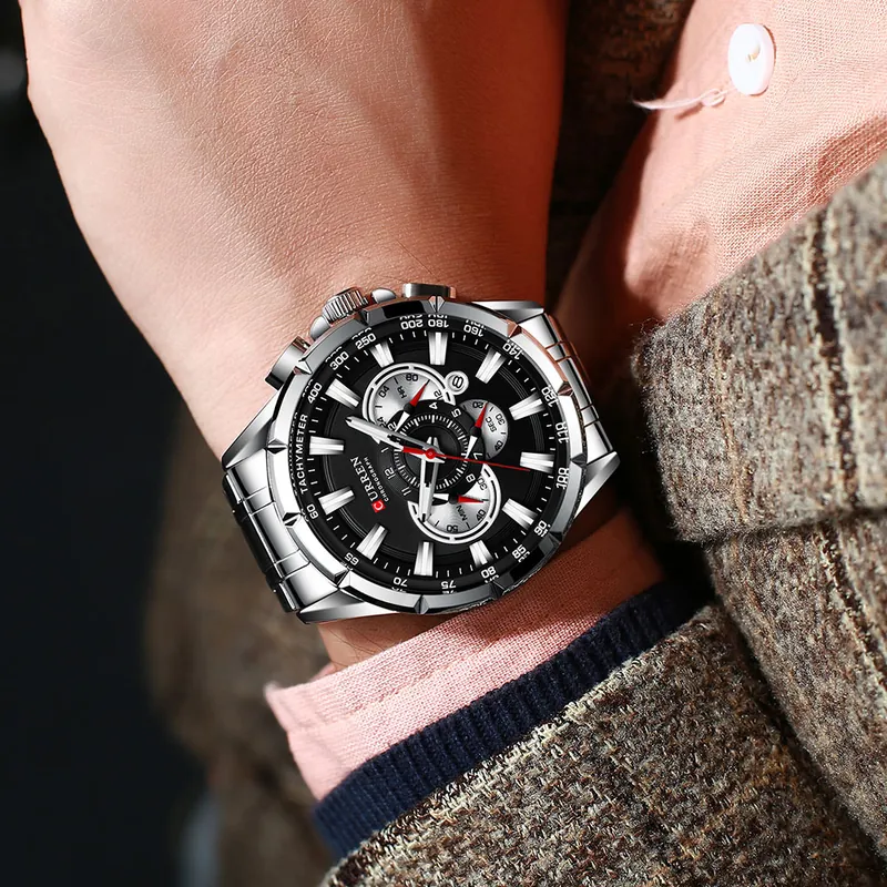 Curren 8363 plateado con esfera negra, puesto en la muñeca con abrigo