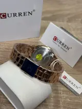 Tapa trasera del Curren 9007 en oro rosa: fondo de acero inoxidable (así viene grabado) y broche del pulso de acero